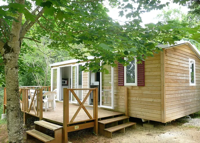 مكان تخييم Camping Les Charmes 3*