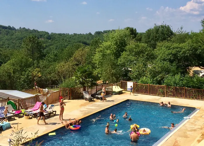 مكان تخييم Camping Les Charmes