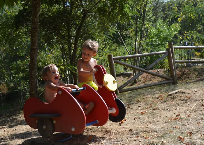 مكان تخييم Camping Les Charmes Saint-Andre-d'Allas