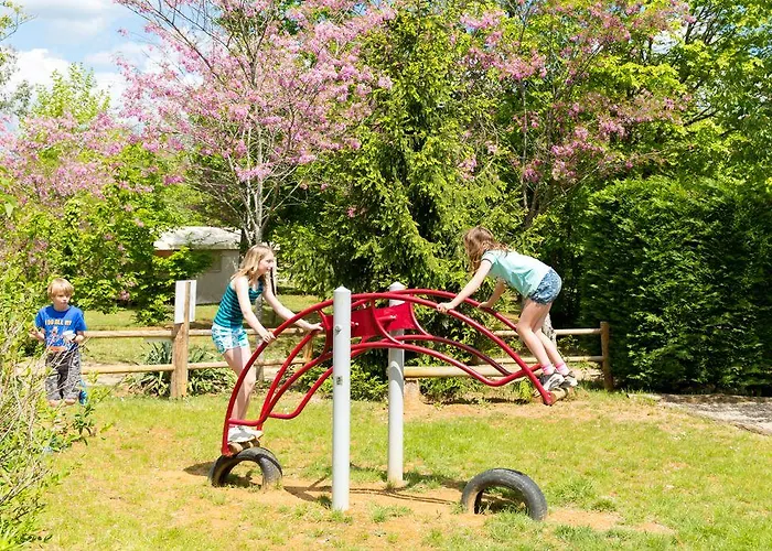 مكان تخييم Camping Les Charmes 3*