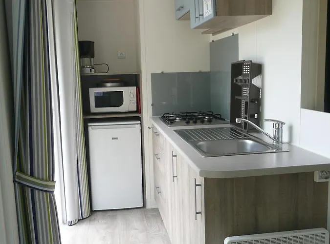 Camping Les Charmes مكان تخييم