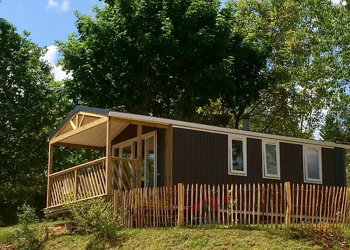 مكان تخييم Camping Les Charmes 3*