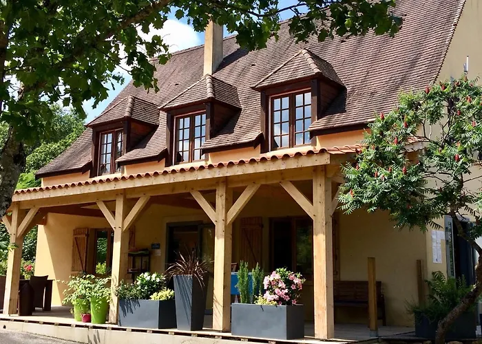 مكان تخييم Camping Les Charmes 3*